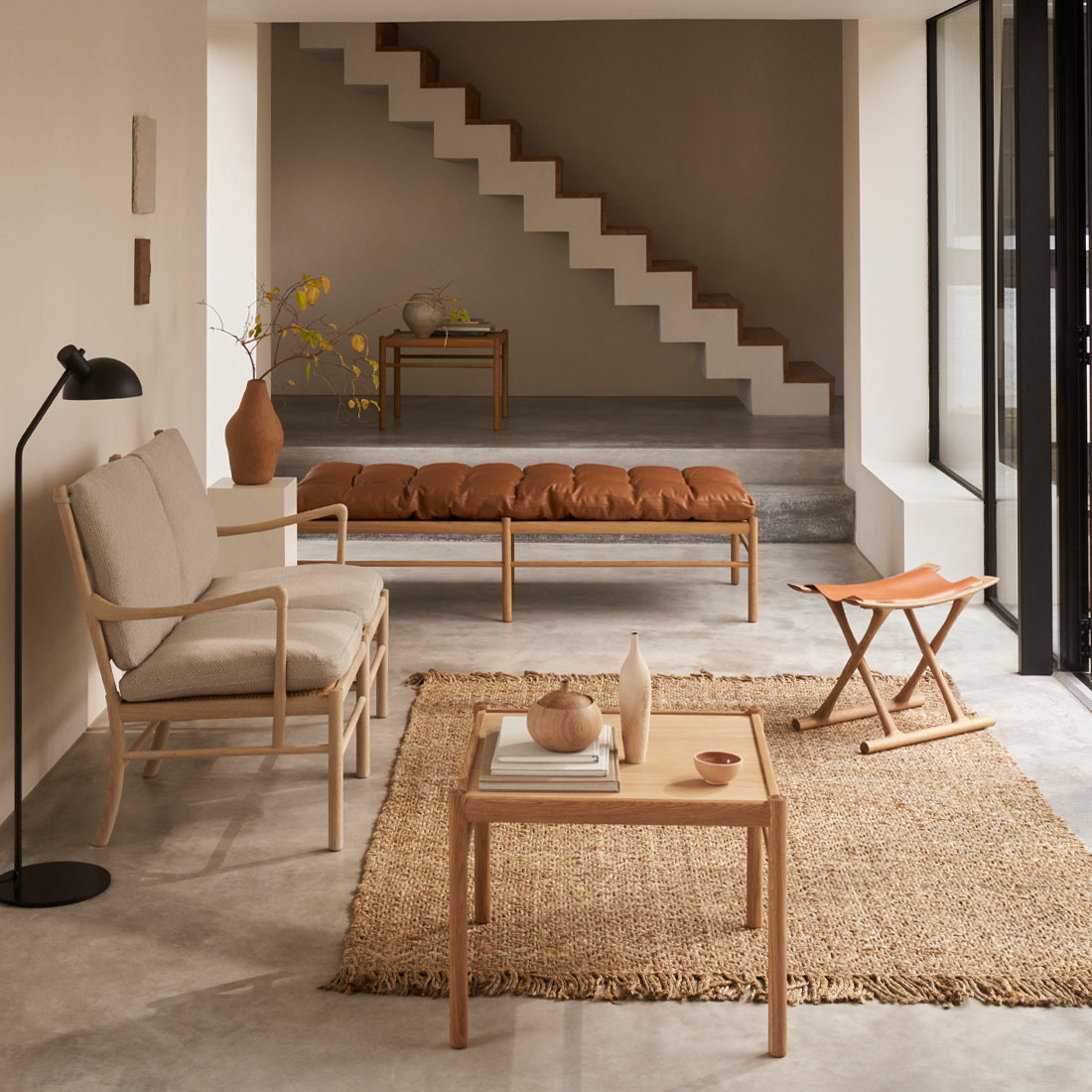 伝統と軽やかさが融合したOW449コーヒーテーブル