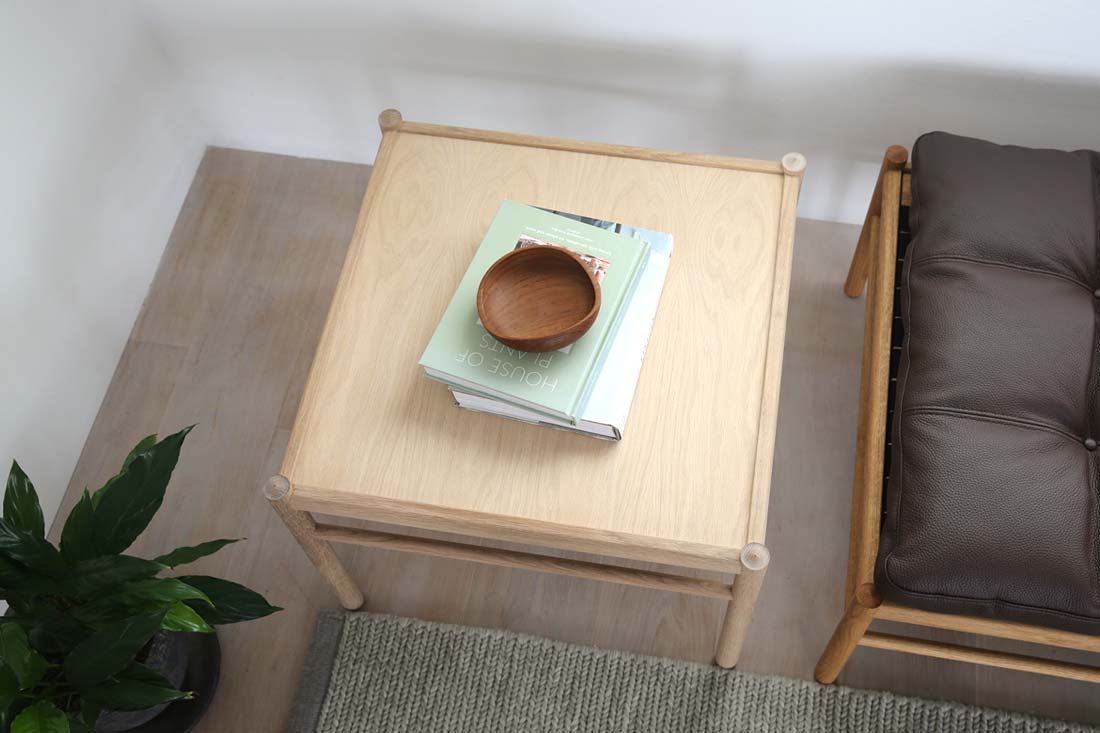 伝統と軽やかさが融合したOW449コーヒーテーブル