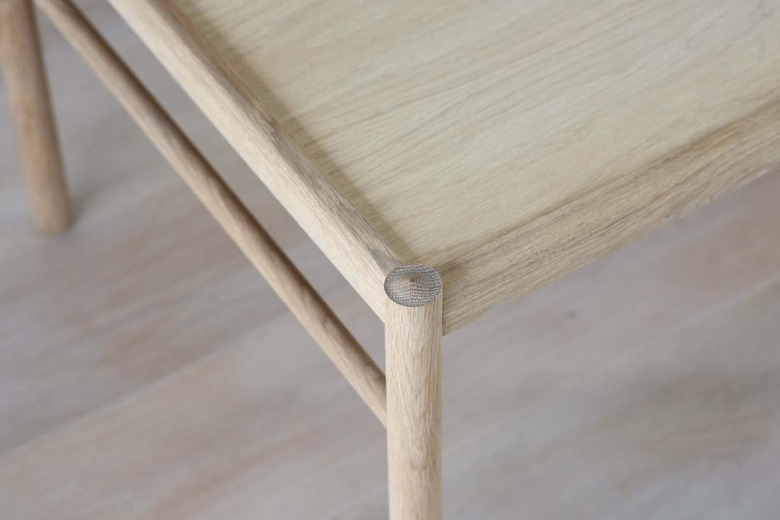 伝統と軽やかさが融合したOW449コーヒーテーブル