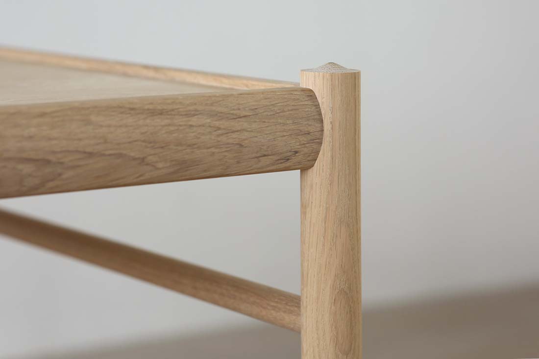 伝統と軽やかさが融合したOW449コーヒーテーブル