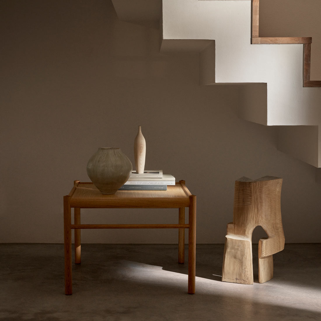 伝統と軽やかさが融合したOW449コーヒーテーブル