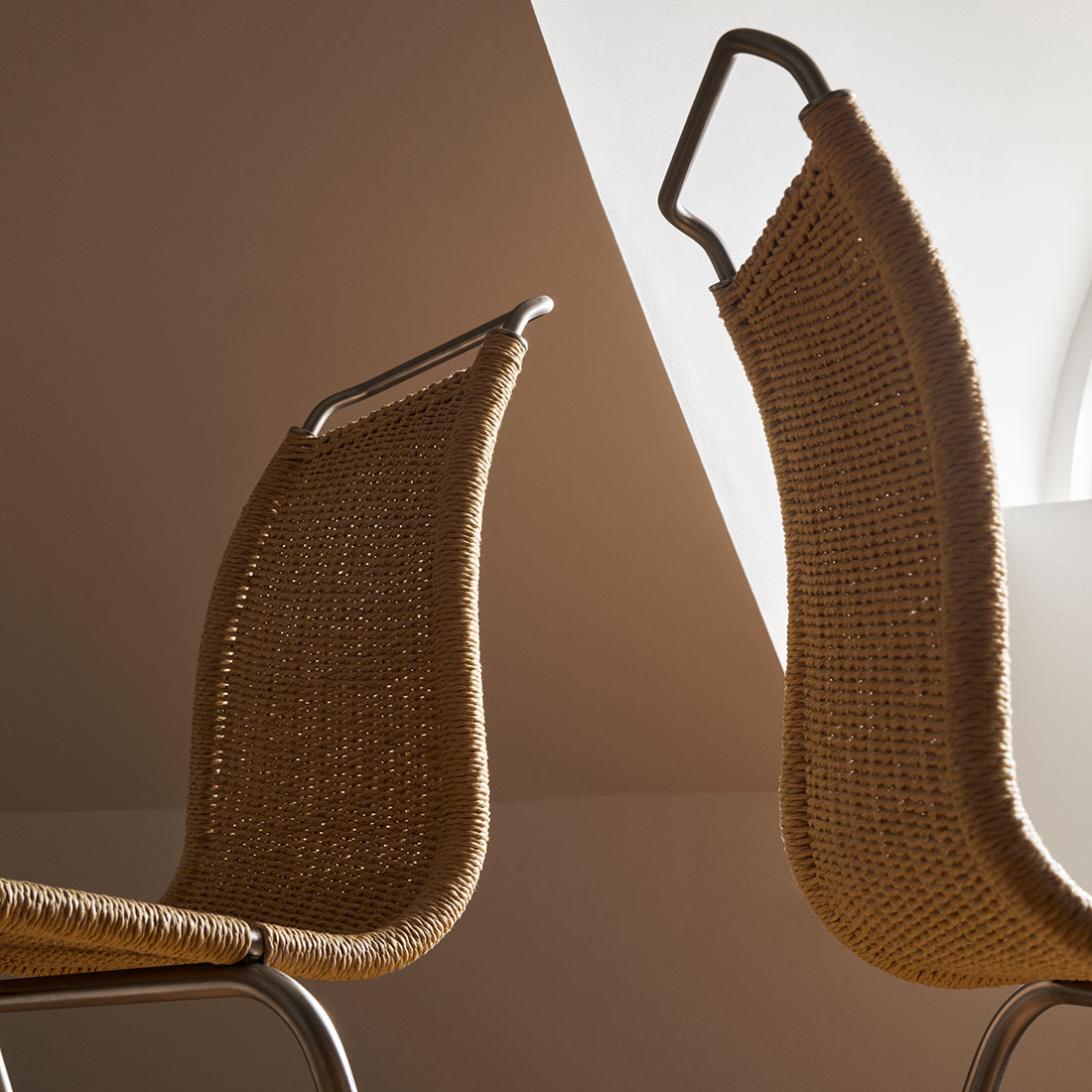 繊細な美しさと実用性を持ちあわせたPK1チェア