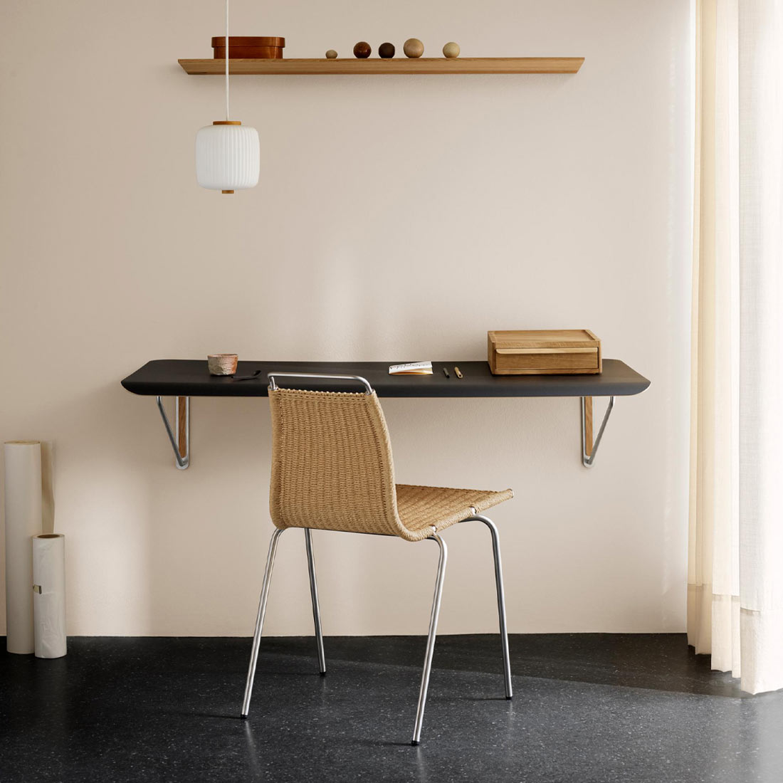 繊細な美しさと実用性を持ちあわせたPK1チェア