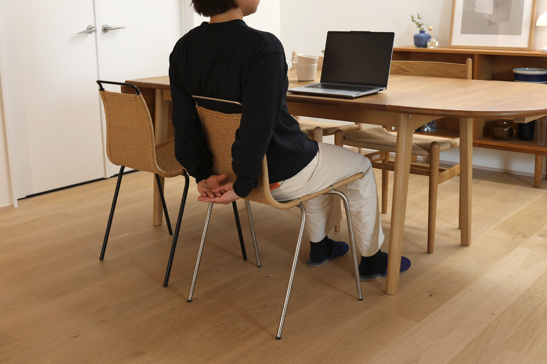 繊細な美しさと実用性を持ちあわせたPK1チェア