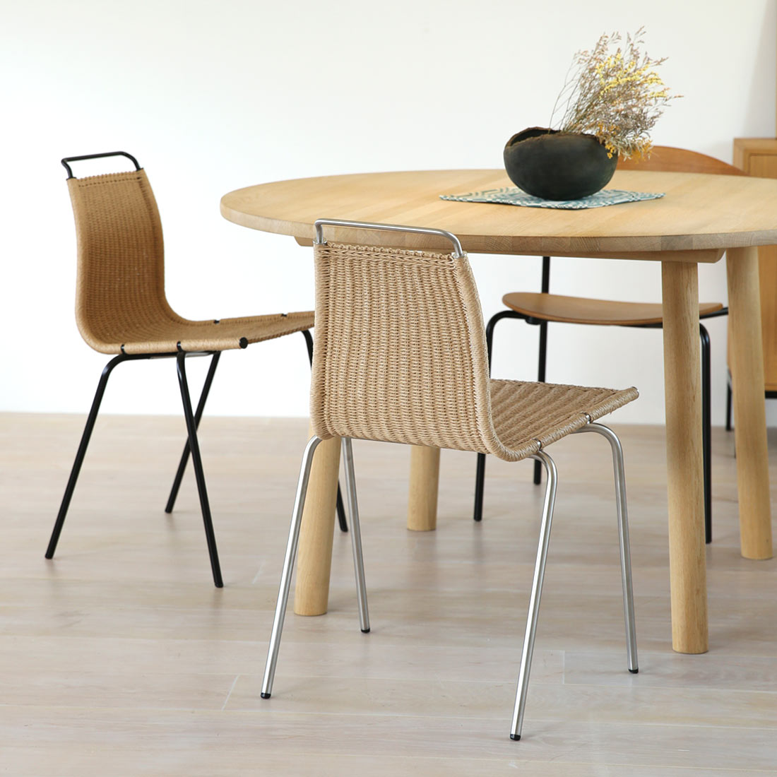 繊細な美しさと実用性を持ちあわせたPK1チェア