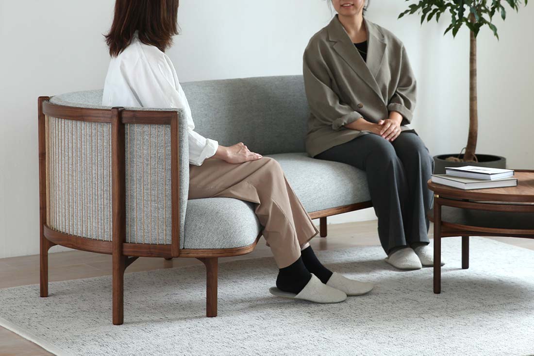 柔らかな曲線が、空間と人をつなぐRF1905サイドウェイコーヒーテーブル