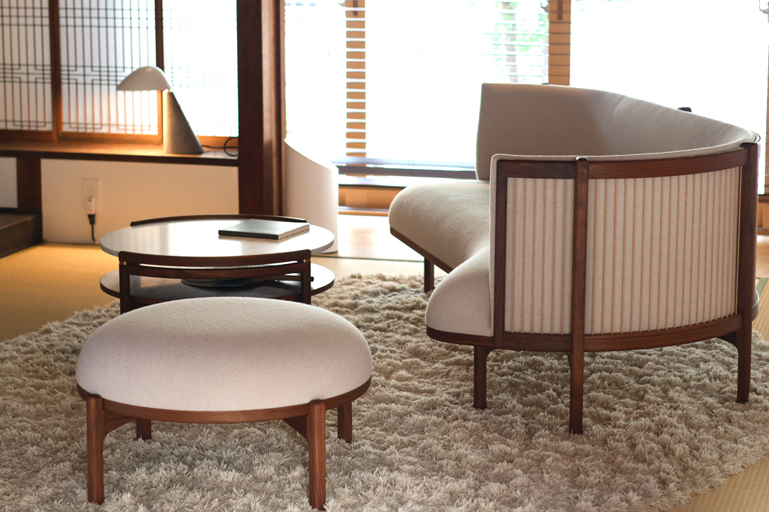 人と空間をつなぐやさしいフォルムRF1903Fサイドウェイフットスツール