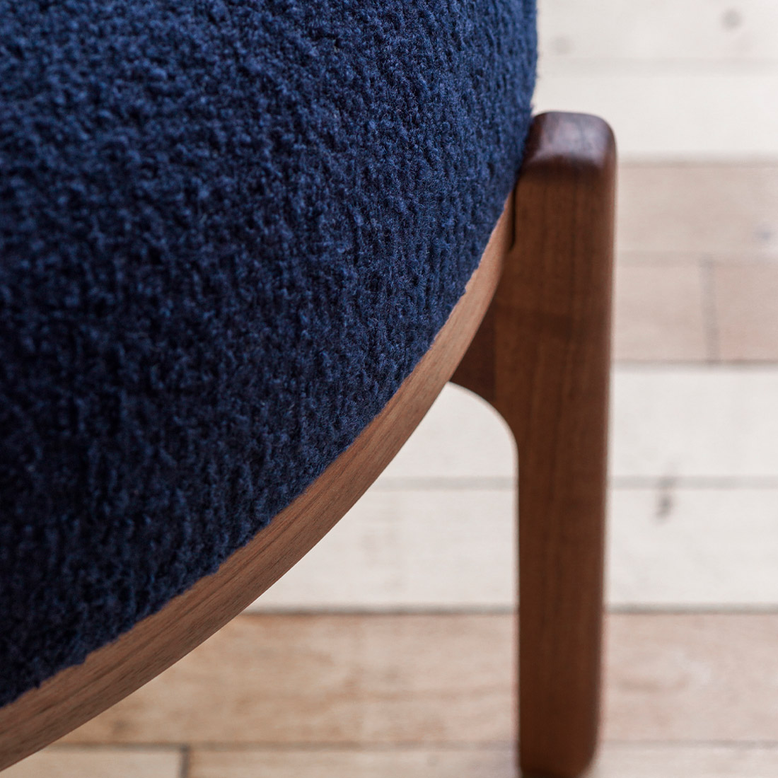 人と空間をつなぐやさしいフォルムRF1903Fサイドウェイフットスツール