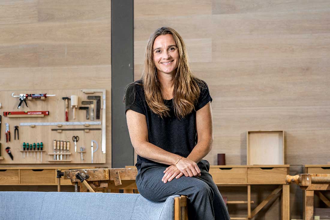 柔らかな曲線が、空間と人をつなぐRF1905サイドウェイコーヒーテーブル