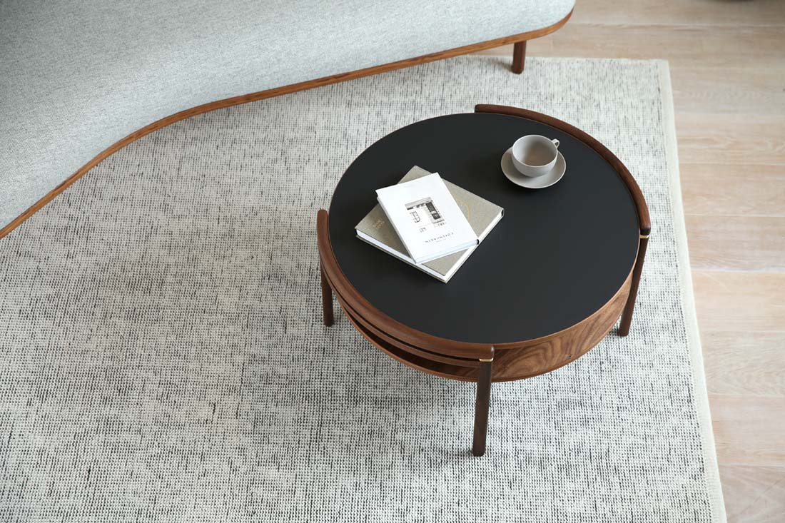 柔らかな曲線が、空間と人をつなぐRF1905サイドウェイコーヒーテーブル