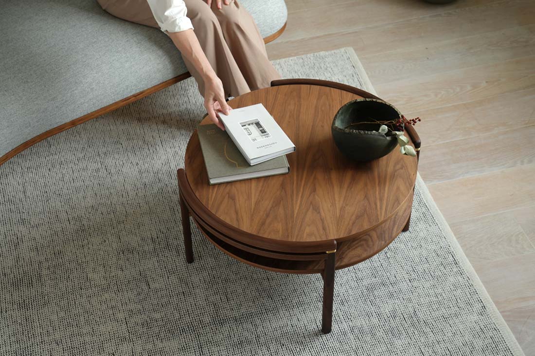 柔らかな曲線が、空間と人をつなぐRF1905サイドウェイコーヒーテーブル