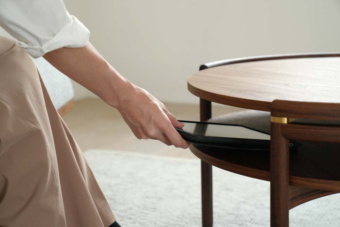 柔らかな曲線が、空間と人をつなぐRF1905サイドウェイコーヒーテーブル