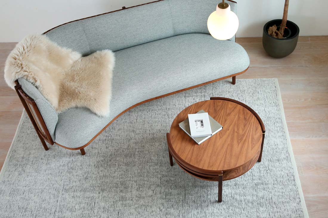 柔らかな曲線が、空間と人をつなぐRF1905サイドウェイコーヒーテーブル