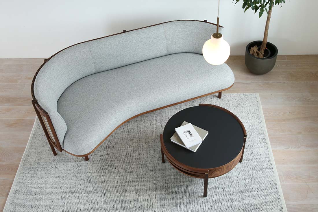 柔らかな曲線が、空間と人をつなぐRF1905サイドウェイコーヒーテーブル