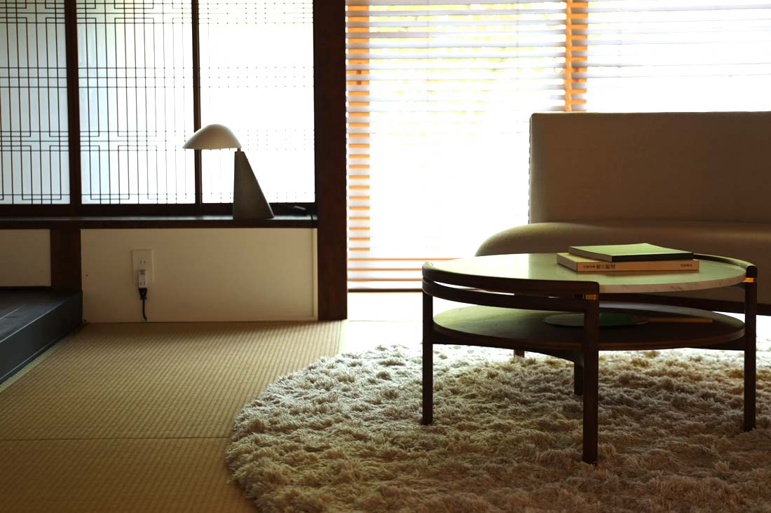 柔らかな曲線が、空間と人をつなぐRF1905サイドウェイコーヒーテーブル