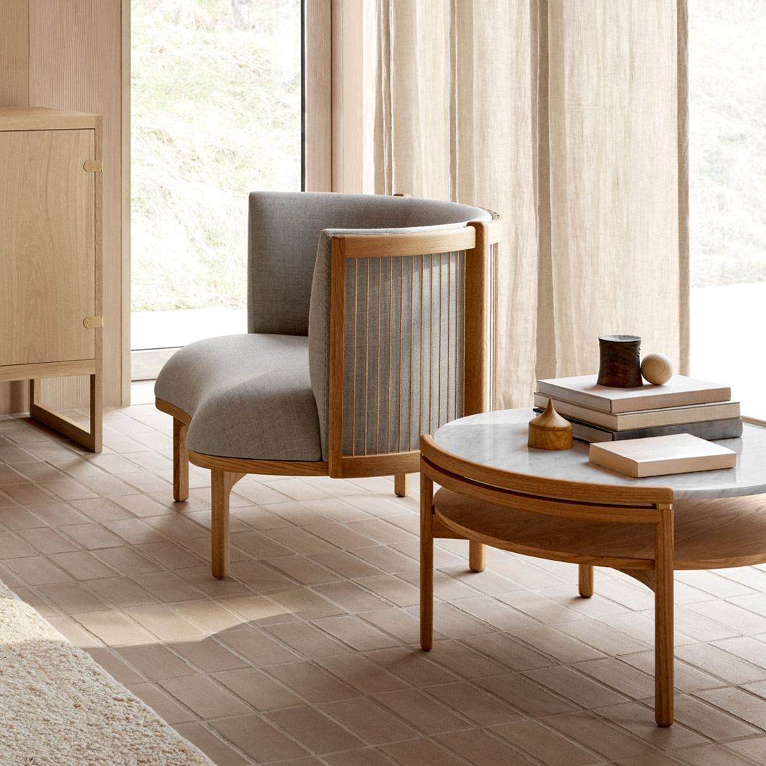 柔らかな曲線が、空間と人をつなぐRF1905サイドウェイコーヒーテーブル