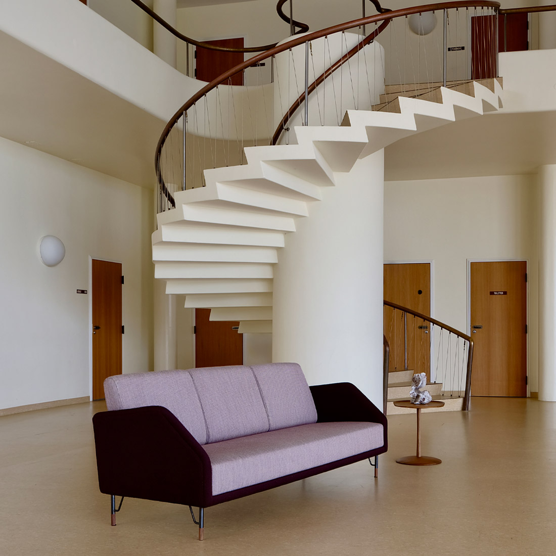 軽やかで優雅な北欧モダンデザイン77ソファ