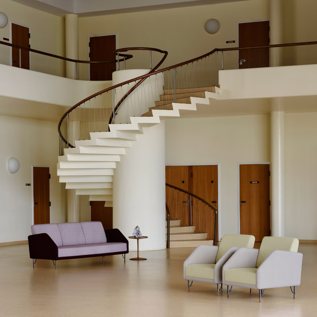 軽やかで優雅な北欧モダンデザイン77ソファ