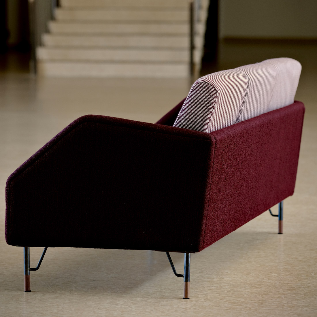 軽やかで優雅な北欧モダンデザイン77ソファ