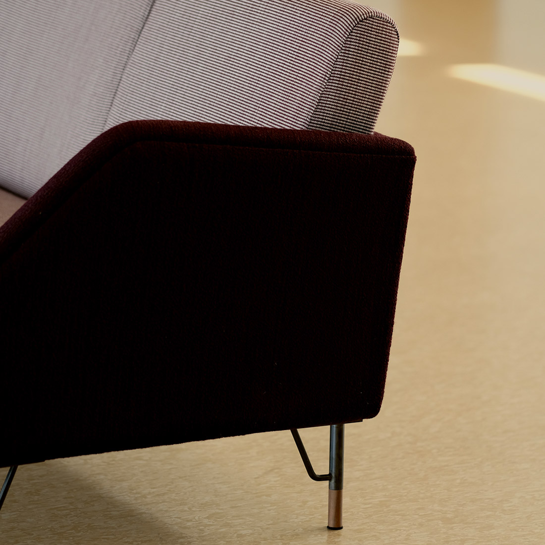 軽やかで優雅な北欧モダンデザイン77ソファ