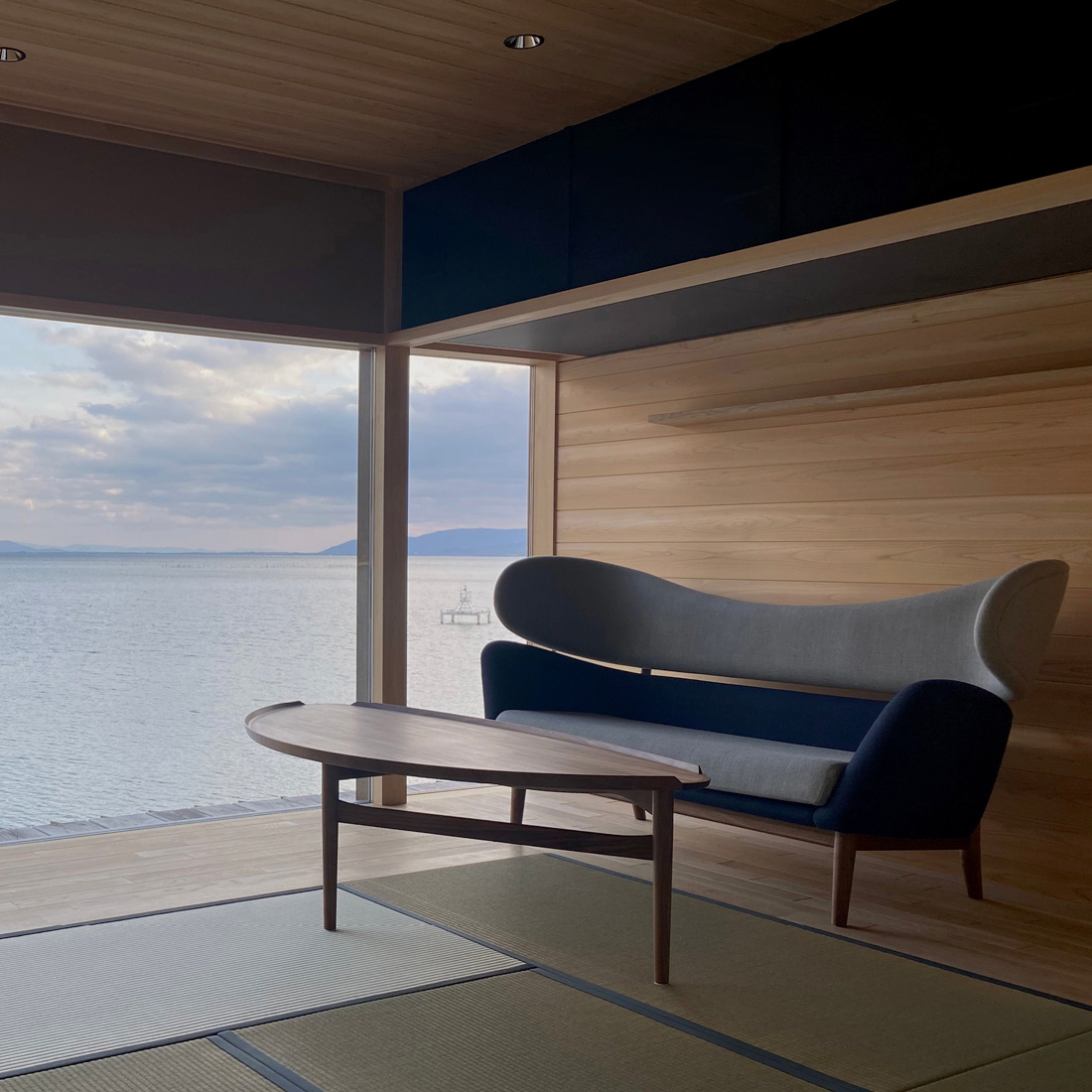 浮いているかのような軽やかな印象を与えるベイカーソファ