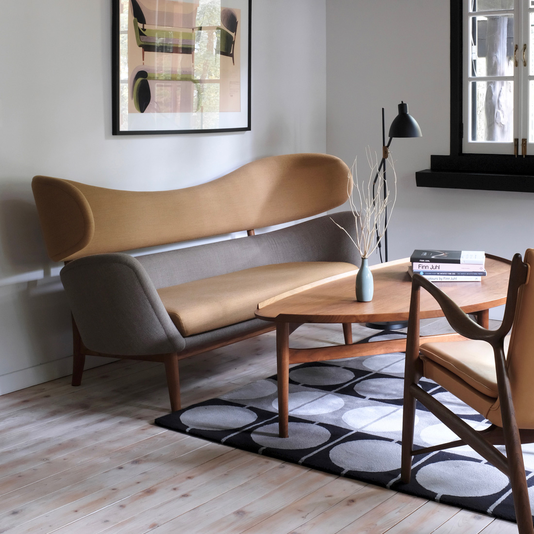 浮いているかのような軽やかな印象を与えるベイカーソファ