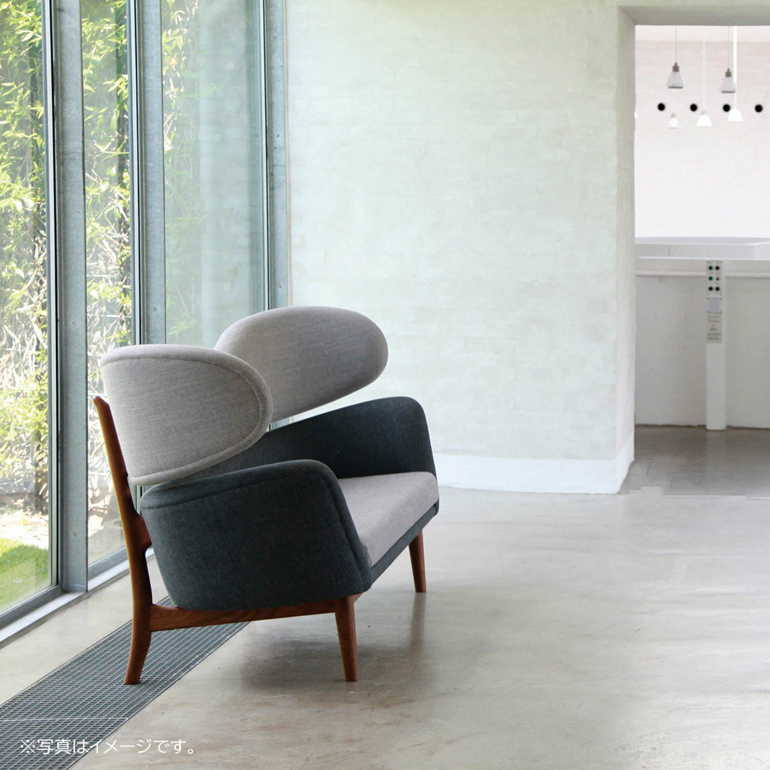 浮いているかのような軽やかな印象を与えるベイカーソファ