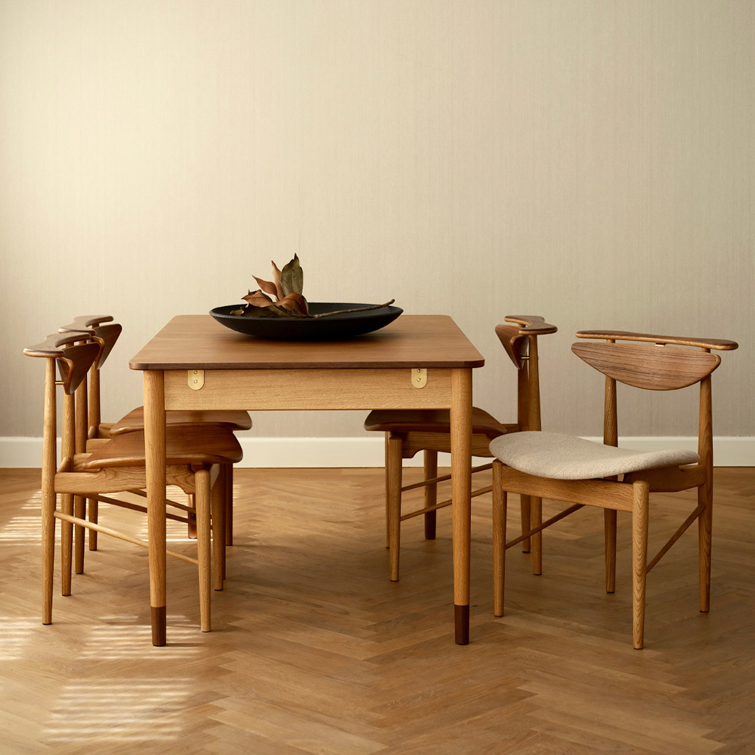 >優雅に変化する、伸長式ダイニングテーブル。ボビルケテーブル