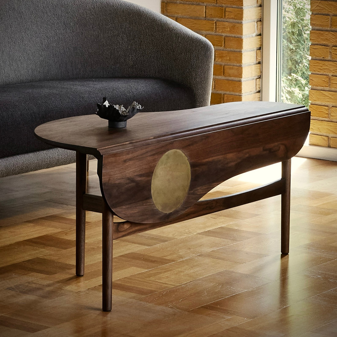 アートと彫刻的な美しさが融合。バタフライテーブル