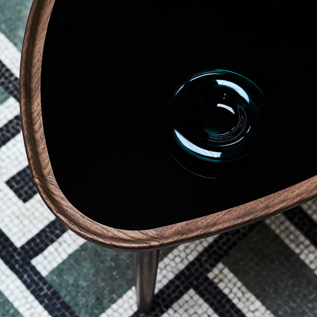 柔らかな曲線を描く美しいアイテーブル