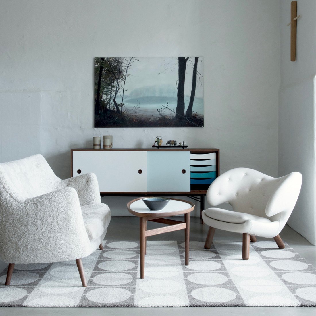 柔らかな曲線を描く美しいアイテーブル