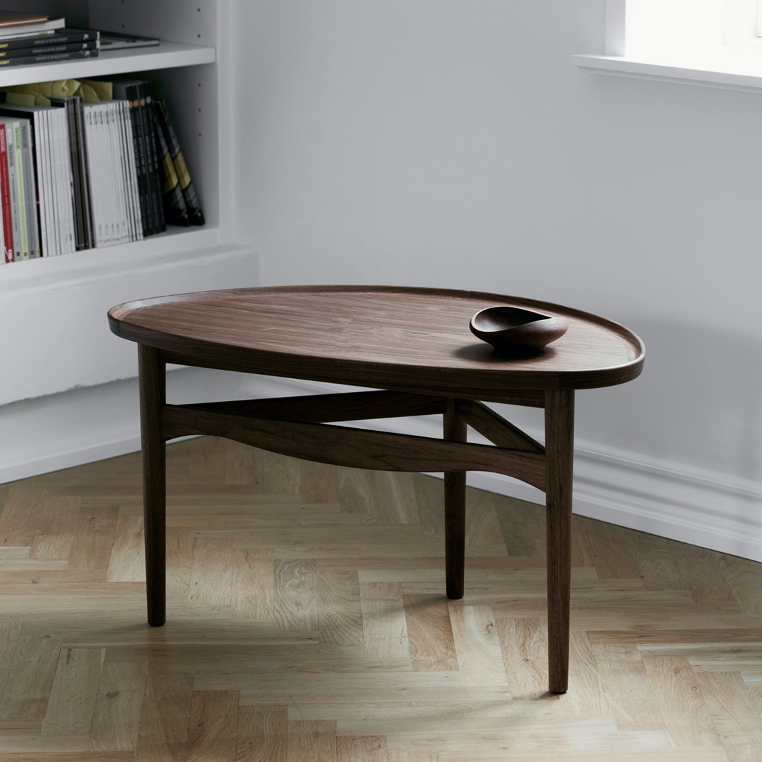 柔らかな曲線を描く美しいアイテーブル