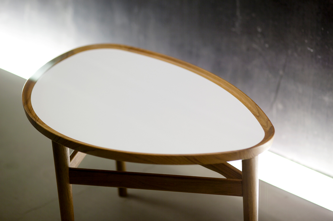 柔らかな曲線を描く美しいアイテーブル