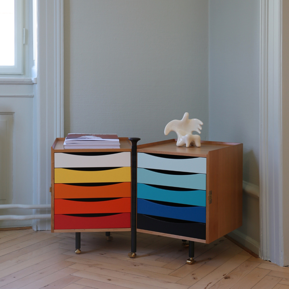 >鮮やかな色彩をまとう北欧の名作収納、グローブキャビネット