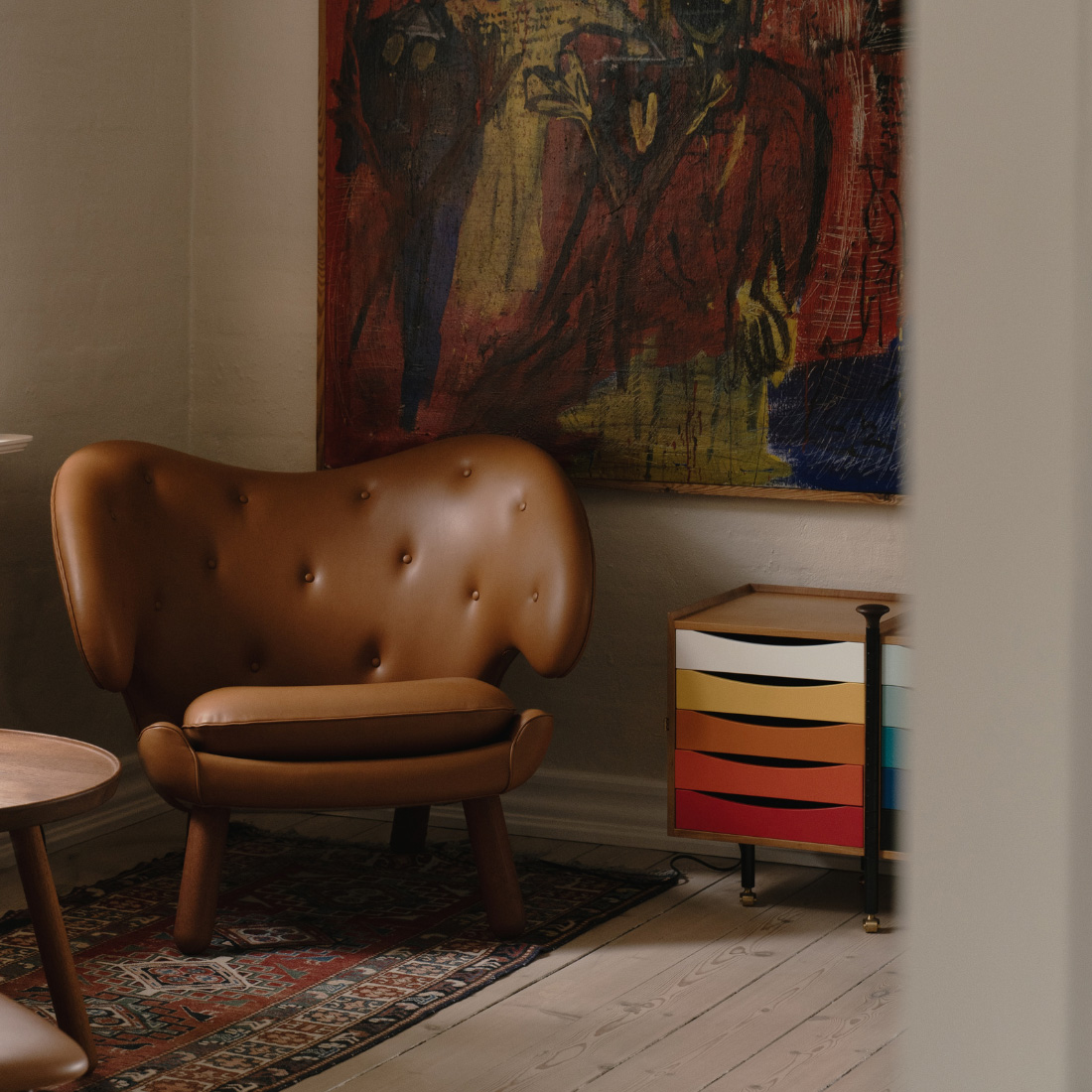 >鮮やかな色彩をまとう北欧の名作収納、グローブキャビネット