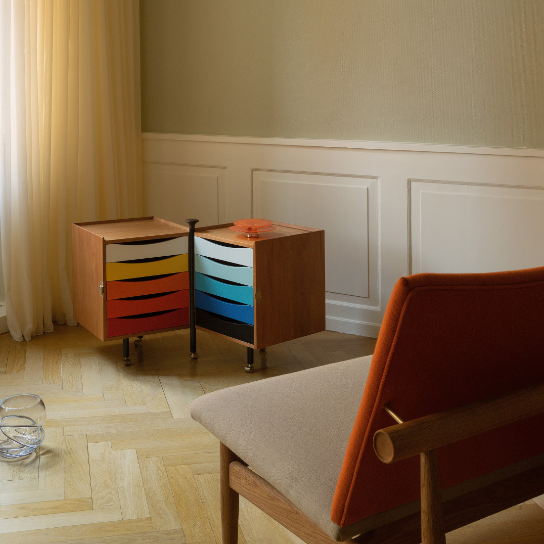 >鮮やかな色彩をまとう北欧の名作収納、グローブキャビネット