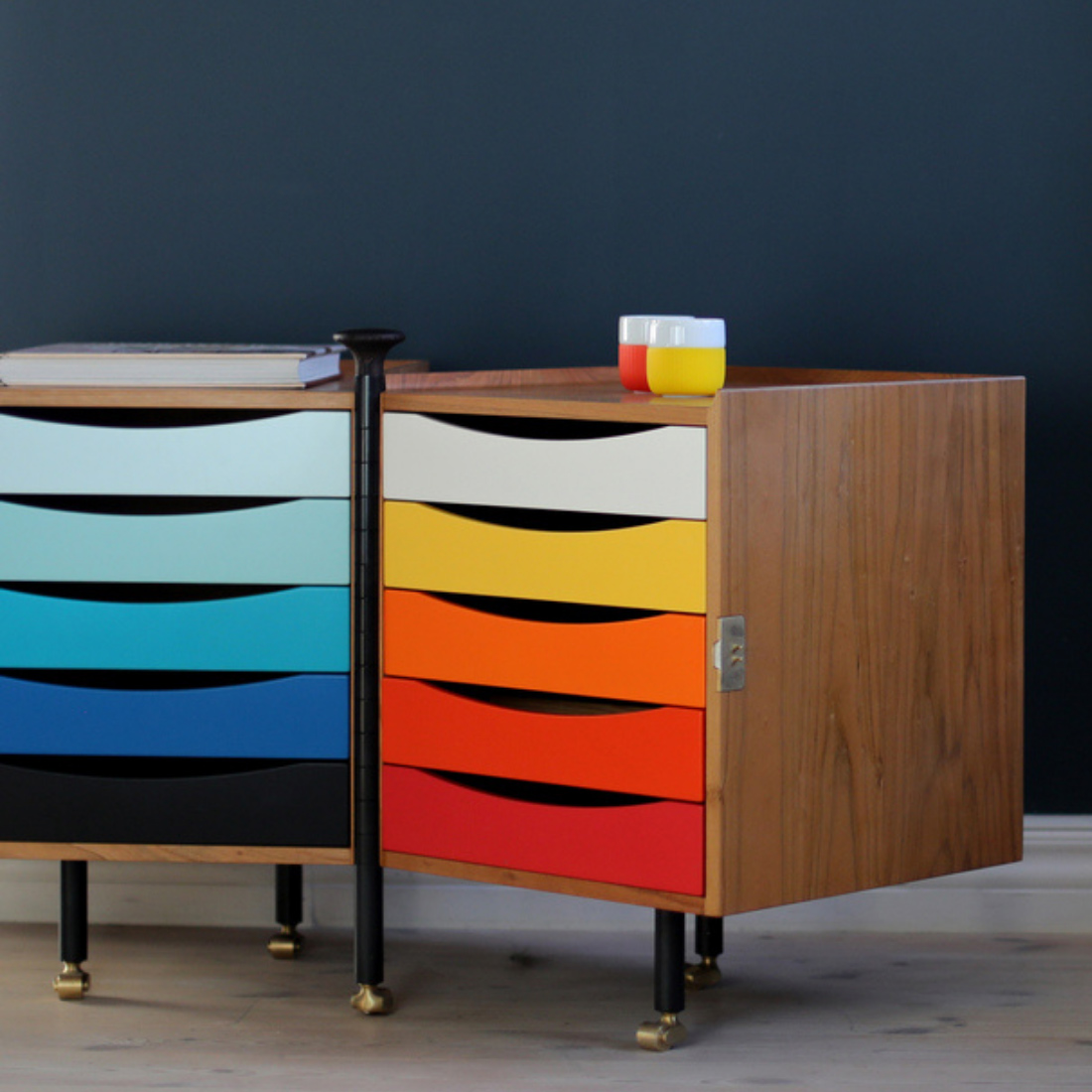 >鮮やかな色彩をまとう北欧の名作収納、グローブキャビネット