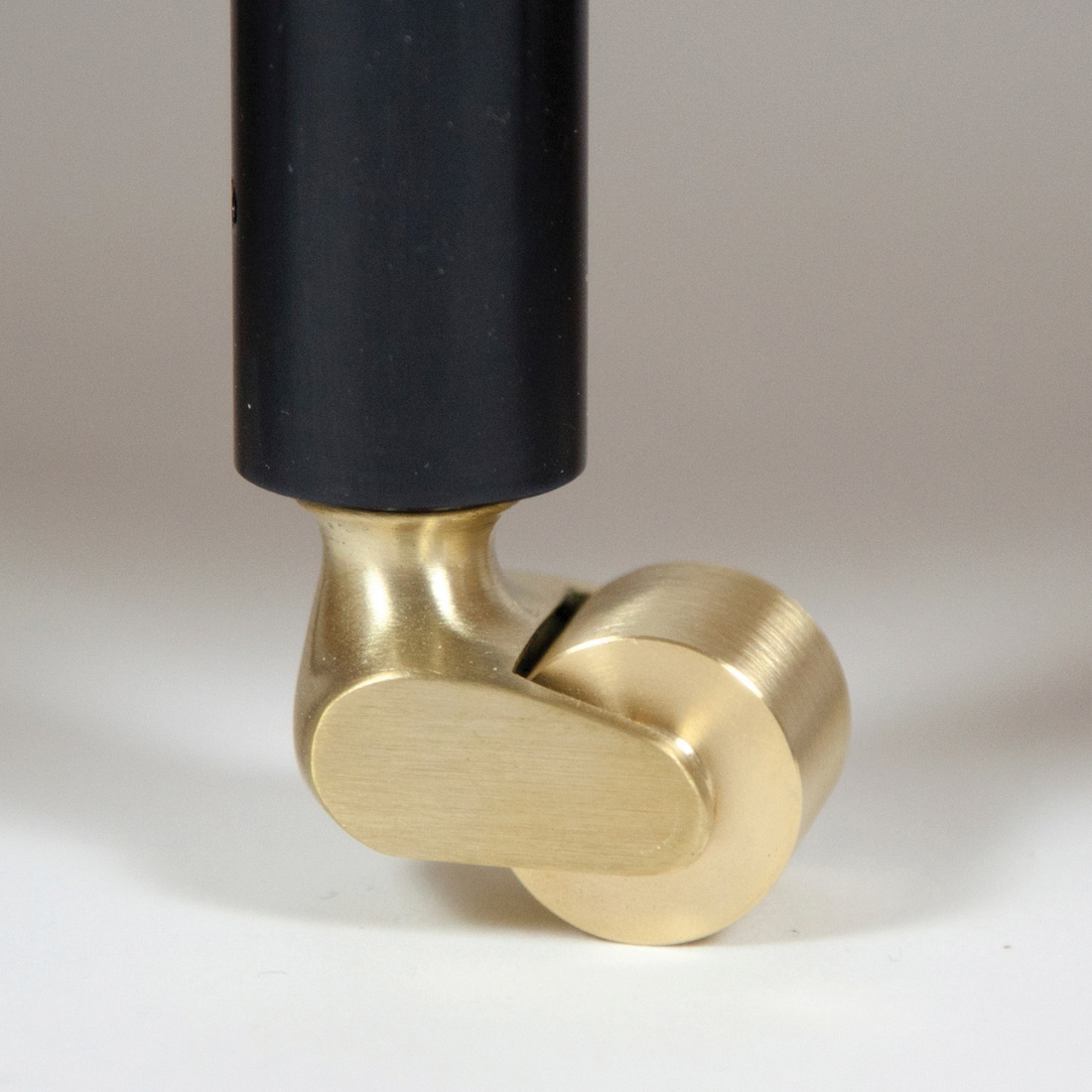 >鮮やかな色彩をまとう北欧の名作収納、グローブキャビネット