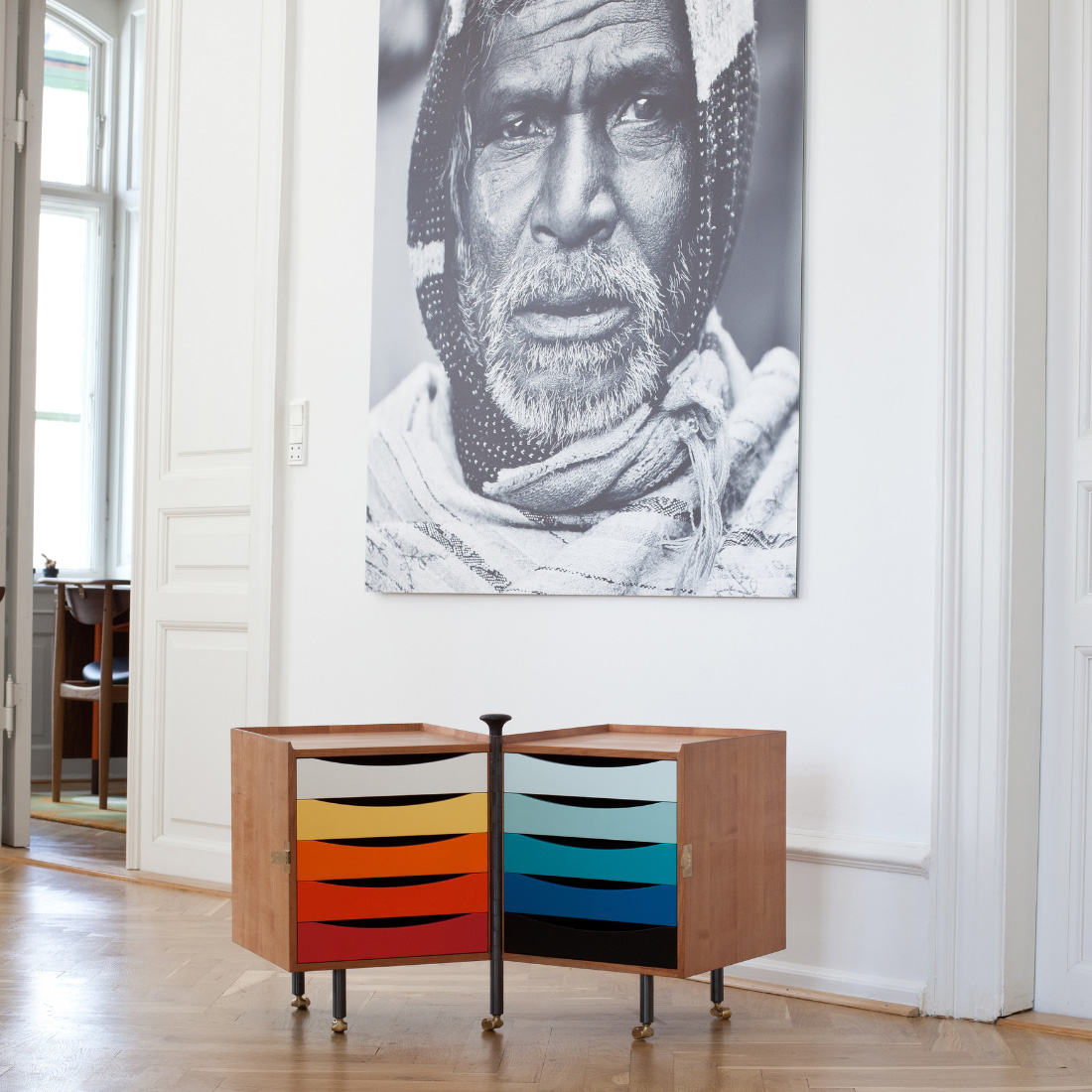 >鮮やかな色彩をまとう北欧の名作収納、グローブキャビネット