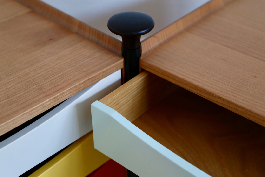 >鮮やかな色彩をまとう北欧の名作収納、グローブキャビネット