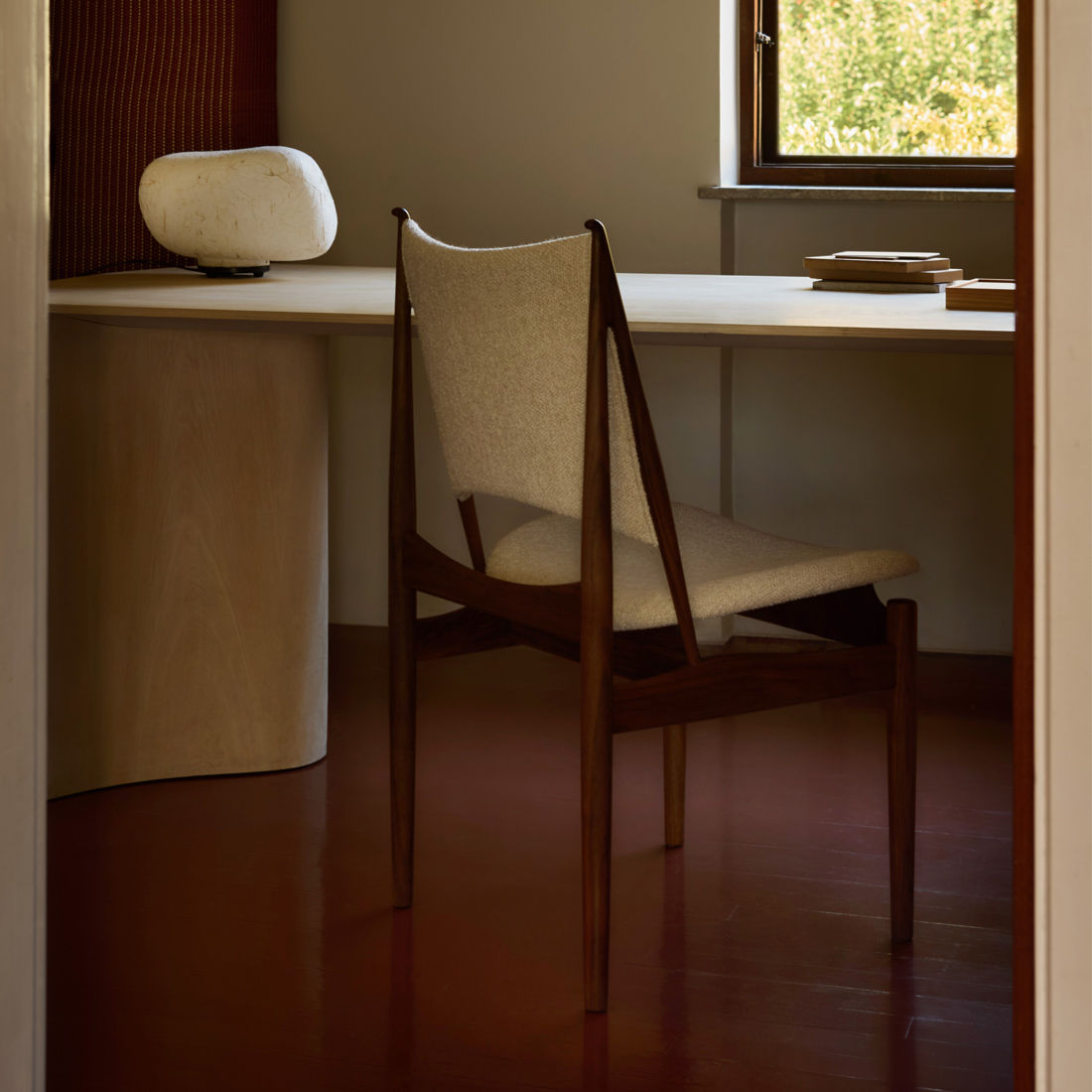 凛とした三角形のフォルムが美しいエジプシャンチェア