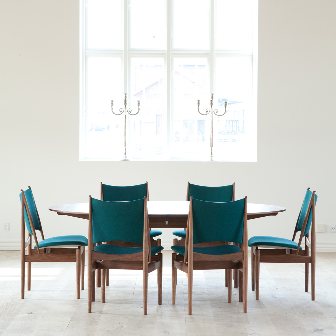 凛とした三角形のフォルムが美しいエジプシャンチェア