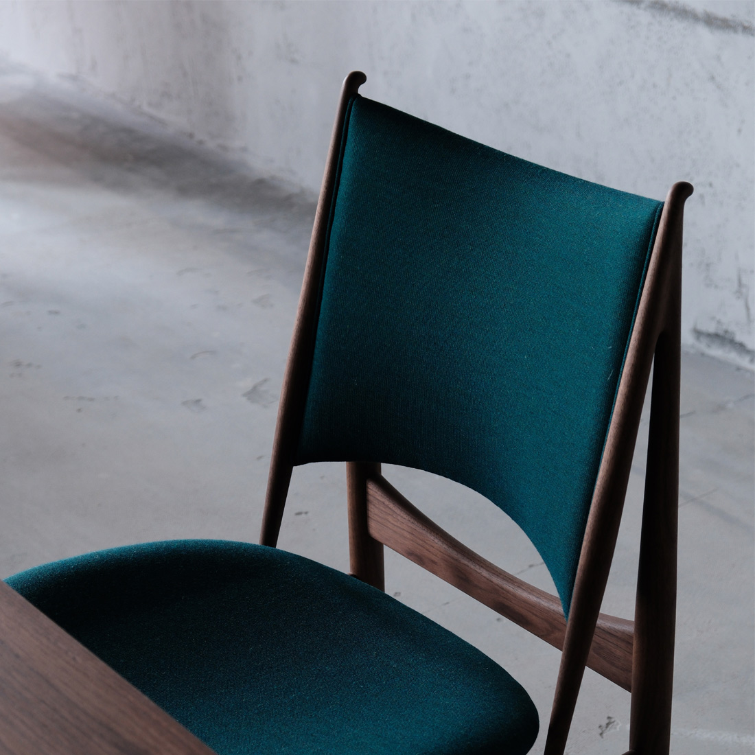 凛とした三角形のフォルムが美しいエジプシャンチェア