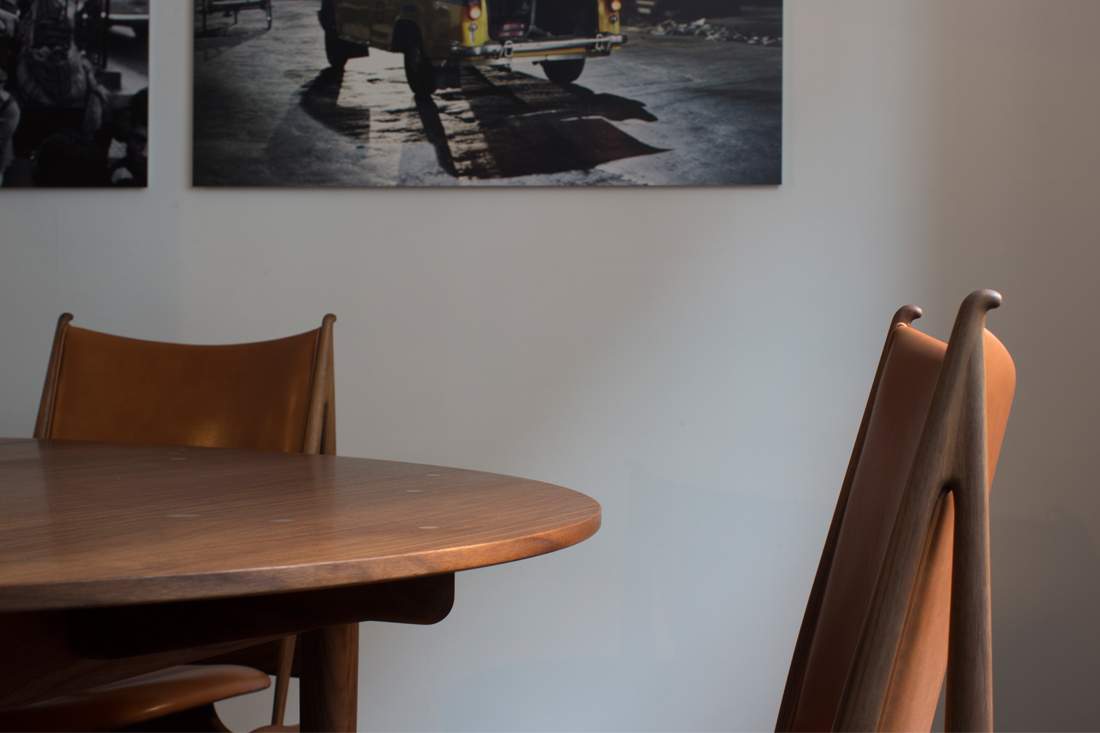 凛とした三角形のフォルムが美しいエジプシャンチェア