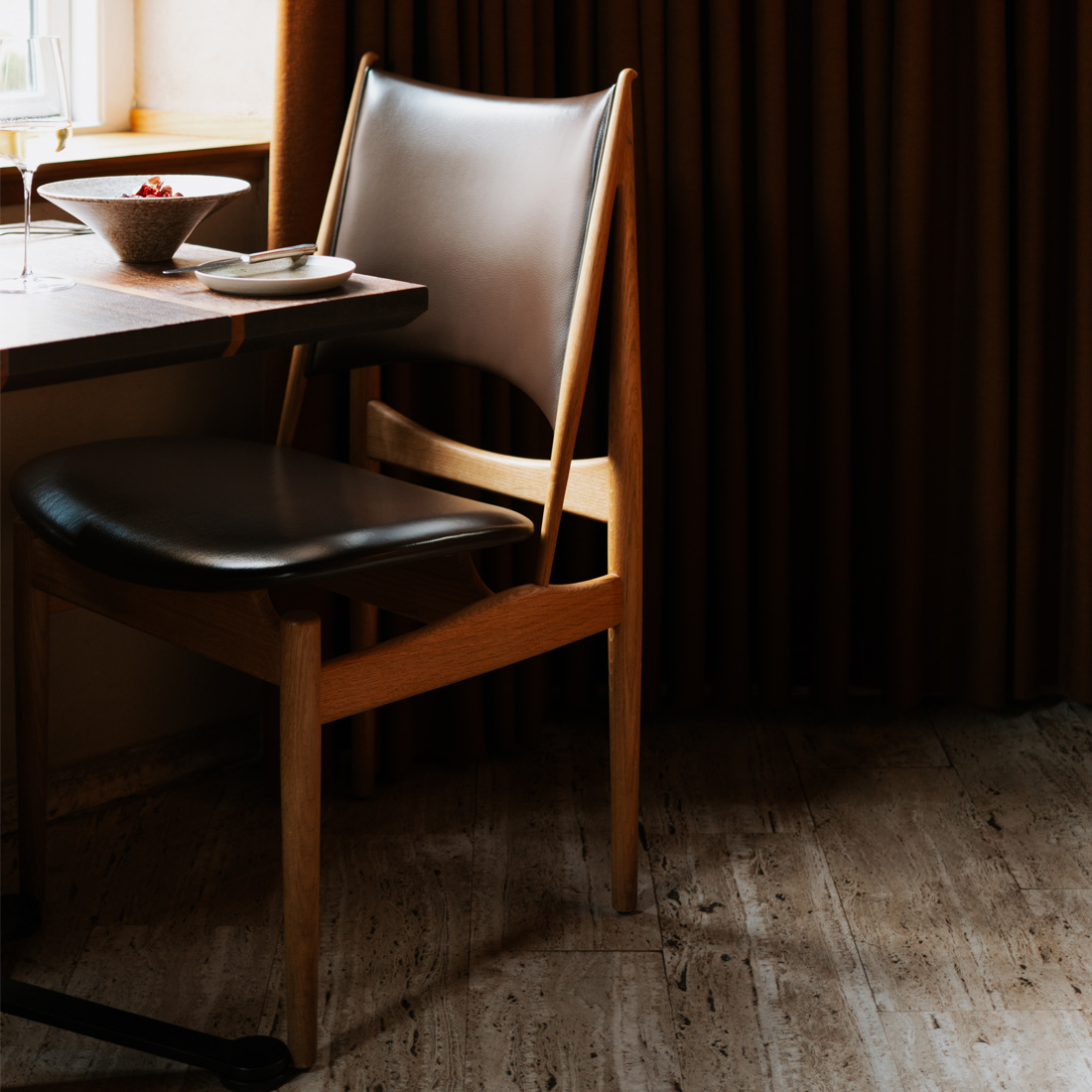 凛とした三角形のフォルムが美しいエジプシャンチェア