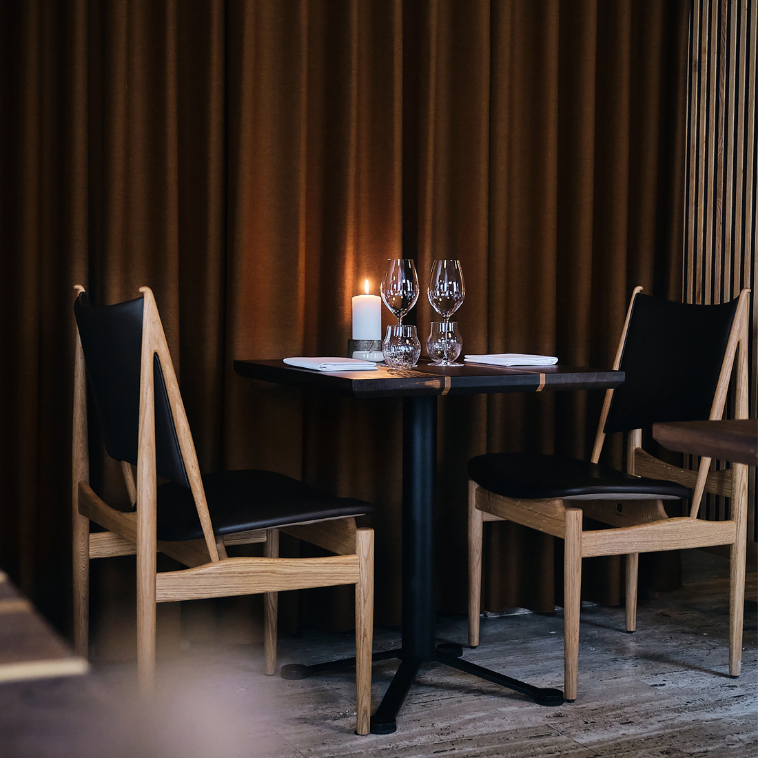 凛とした三角形のフォルムが美しいエジプシャンチェア