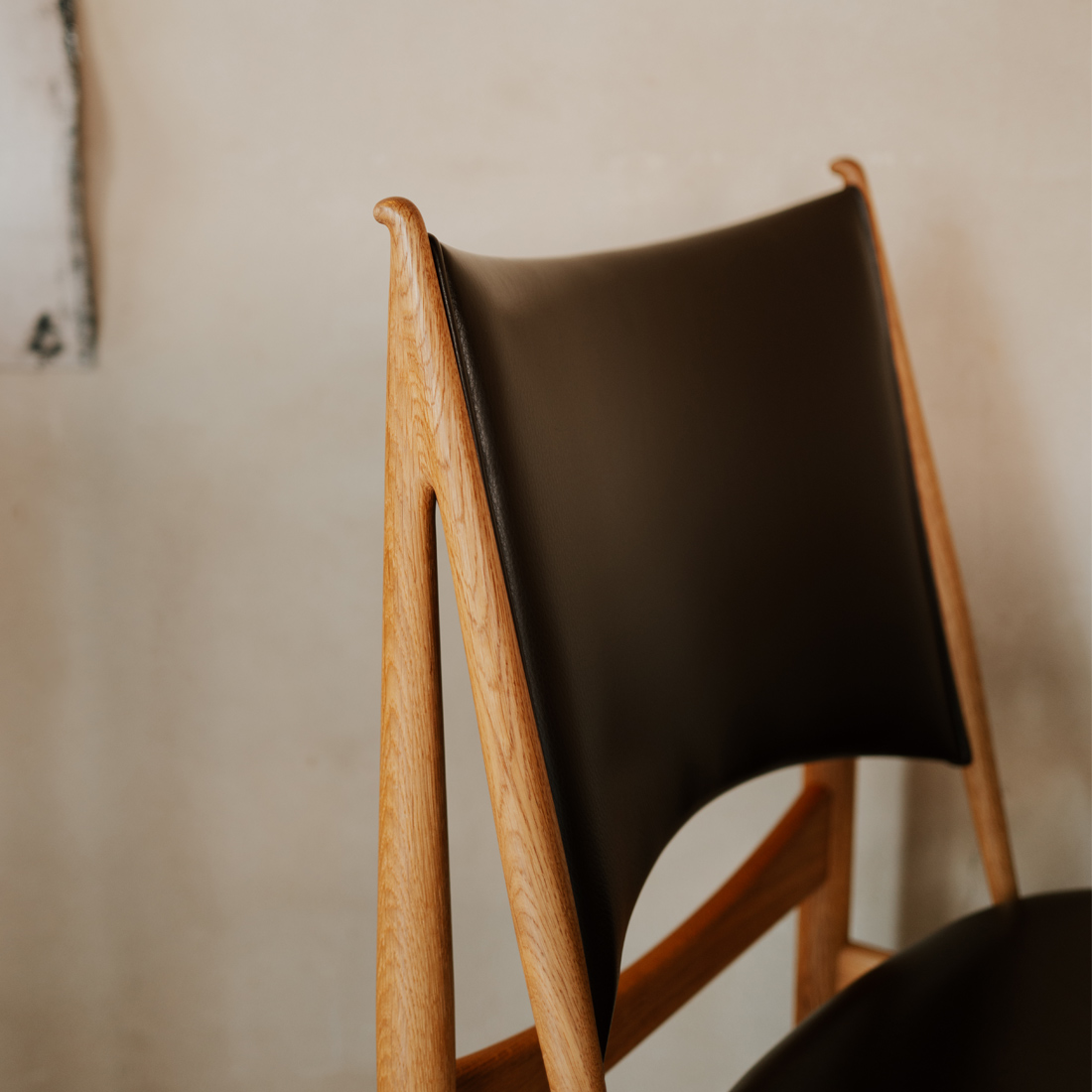 凛とした三角形のフォルムが美しいエジプシャンチェア