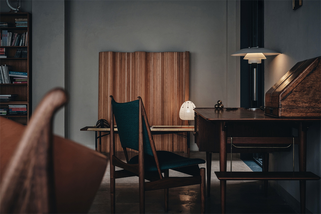 凛とした三角形のフォルムが美しいエジプシャンチェア