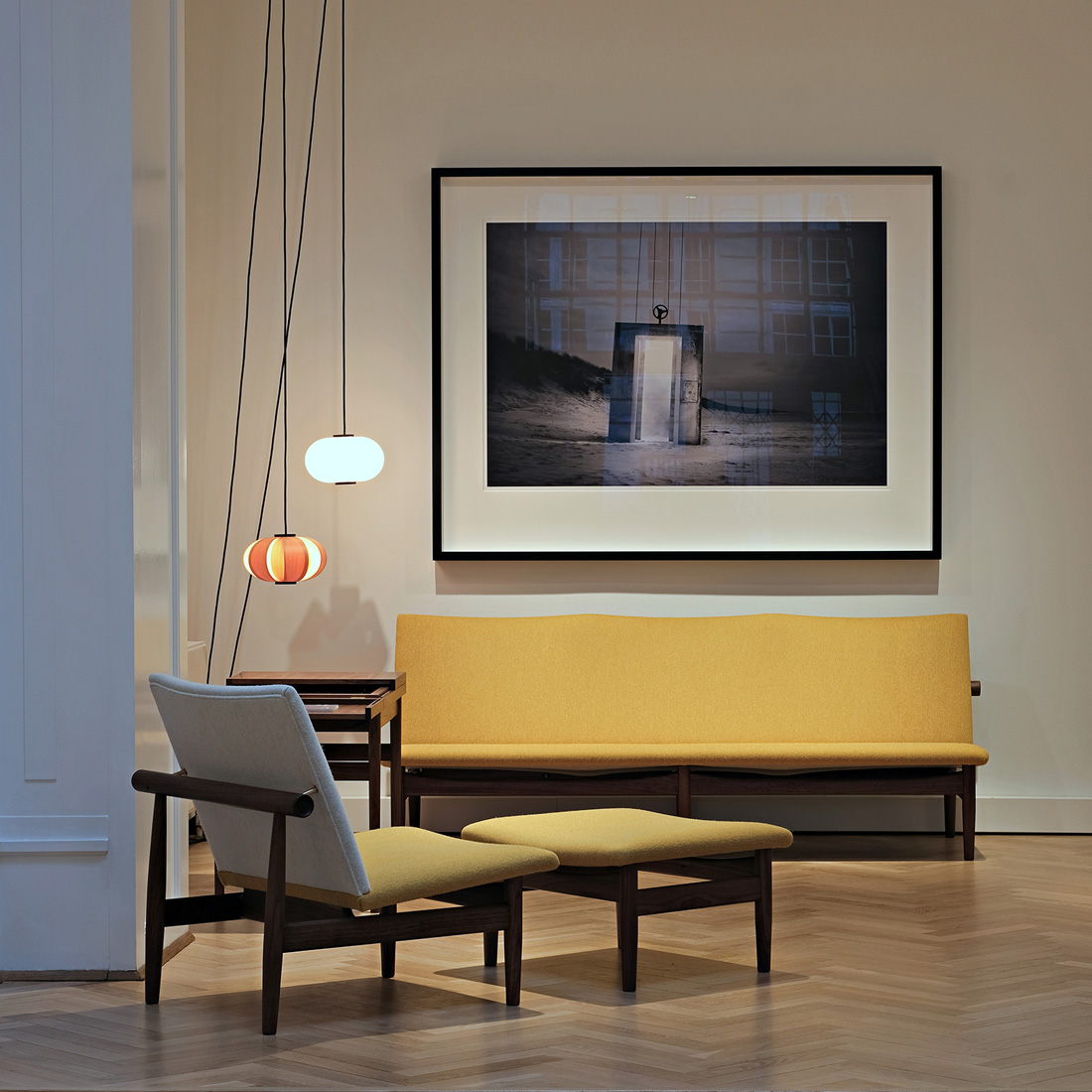 >空間に余白を生む軽やかなデザイン、ジャパンフットスツール