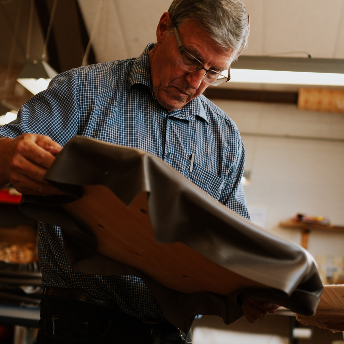 >空間に余白を生む軽やかなデザイン、ジャパンフットスツール